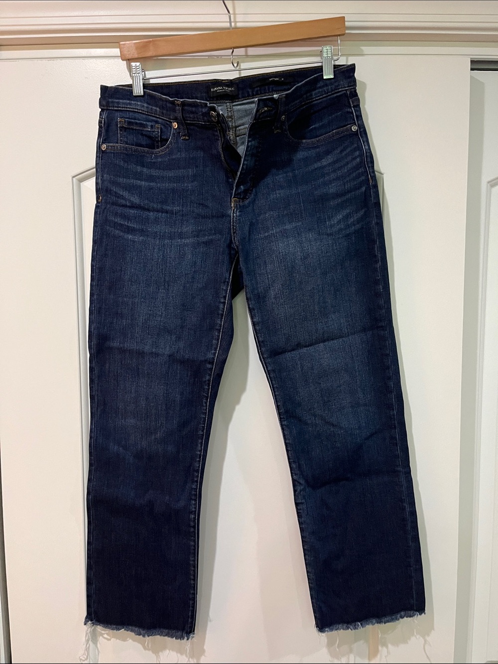 Cropped frayed hem jeans